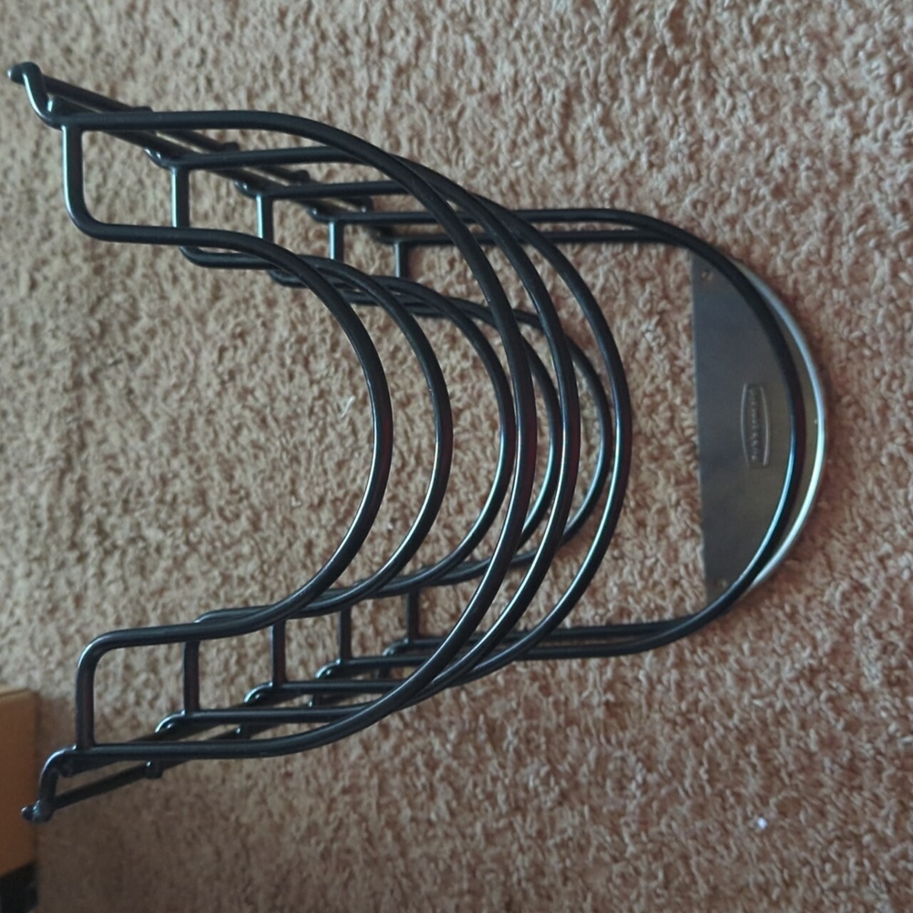 Rubbermaid pan storage